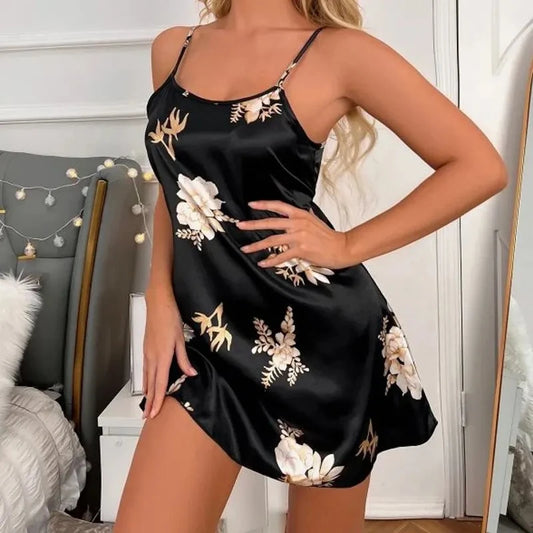 Chemise de Nuit Satinée Fleur Noire – Amélie